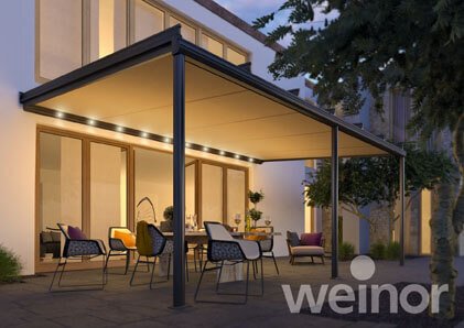 Moderne Terrassenüberdachung mit LED-Beleuchtung und stilvoller Sitzgruppe im Garten.