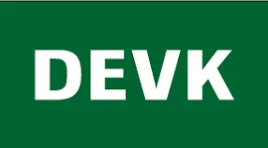 DEVK Logo in Weiß auf grünem Hintergrund, Versicherung und Finanzen